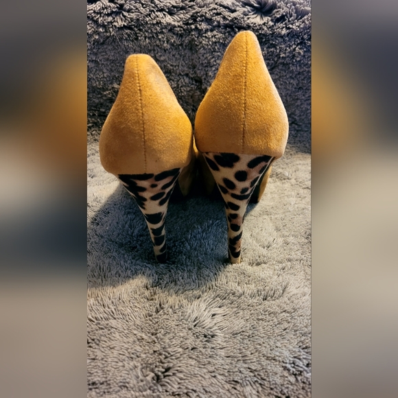 NIB OLLIO Tan Cheetah Platform Heels - Picture 4 of 4